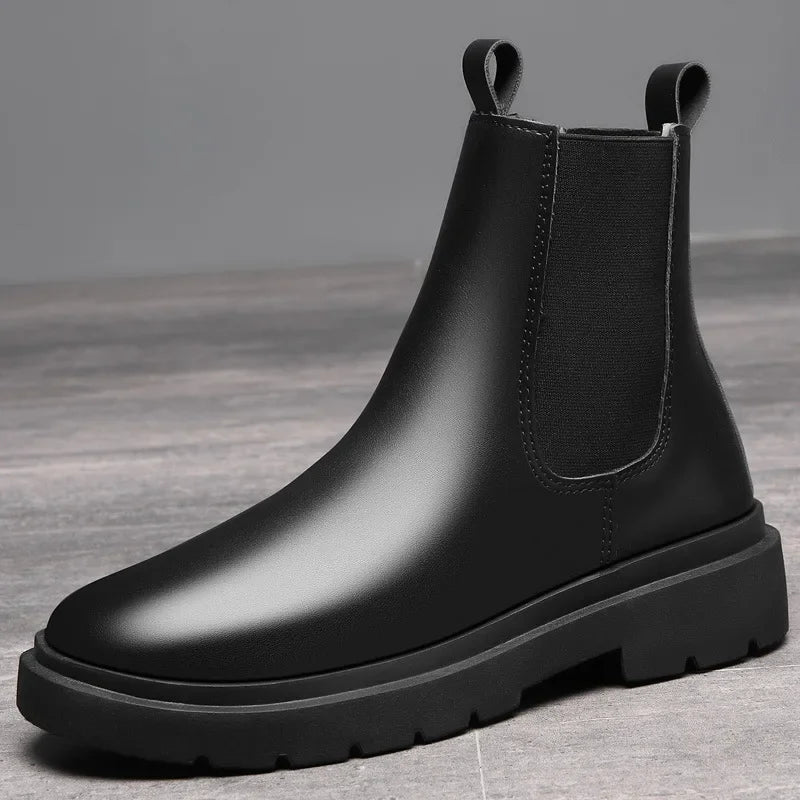 Bota Masculina Chelsea de Couro Romenzi RZ328, confeccionada em couro legítimo, solado antiderrapante e forro acolchoado, ideal para ocasiões formais e casuais.