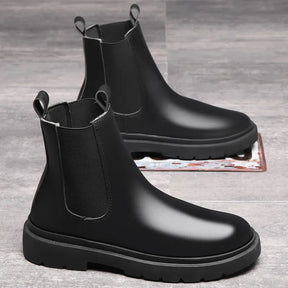 Bota Masculina Chelsea de Couro Romenzi RZ328, confeccionada em couro legítimo, solado antiderrapante e forro acolchoado, ideal para ocasiões formais e casuais.