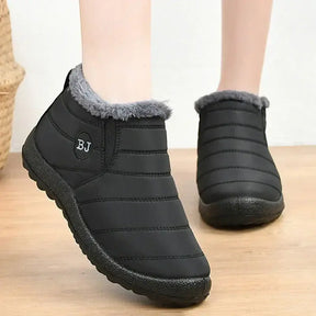 Bota Masculina com Forro Romenzi RZ287 confeccionada em poliéster premium com forro de pelúcia e solado antiderrapante. Design moderno e funcional.