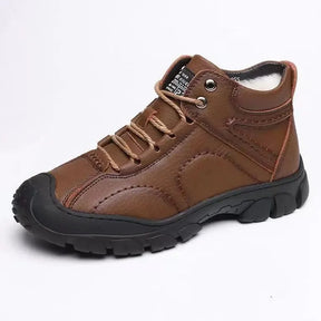 Bota Masculina de Couro Romenzi RZ282 em couro legítimo, solado antiderrapante e design moderno. Ideal para looks casuais e aventureiros.