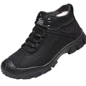 Bota Masculina de Couro Romenzi RZ282 em couro legítimo, solado antiderrapante e design moderno. Ideal para looks casuais e aventureiros.
