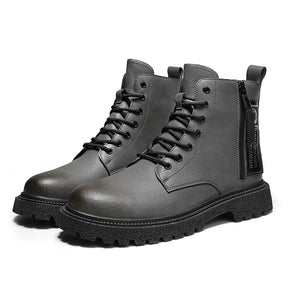 Bota Masculina de Couro Romenzi RZ292 confeccionada em couro legítimo com solado antiderrapante e design moderno. Elegância e conforto em um único calçado.