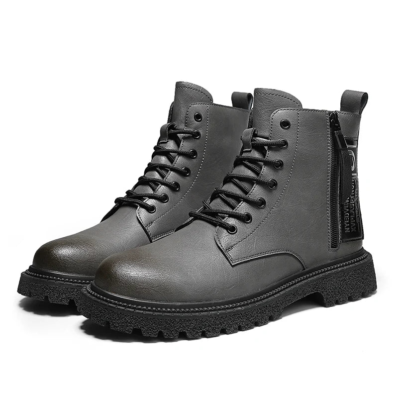 Bota Masculina de Couro Romenzi RZ292 confeccionada em couro legítimo com solado antiderrapante e design moderno. Elegância e conforto em um único calçado.