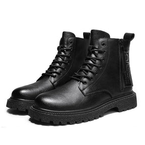 Bota Masculina de Couro Romenzi RZ292 confeccionada em couro legítimo com solado antiderrapante e design moderno. Elegância e conforto em um único calçado.