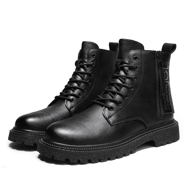 Bota Masculina de Couro Romenzi RZ292 confeccionada em couro legítimo com solado antiderrapante e design moderno. Elegância e conforto em um único calçado.