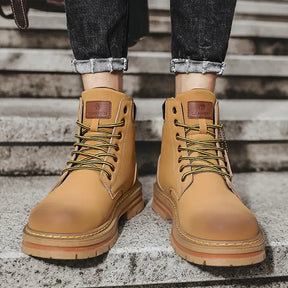 Bota Masculina Urban Romenzi RZ279 feita com materiais premium, solado antiderrapante e interior acolchoado. Design funcional e sofisticado.