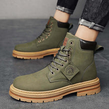 Bota Masculina Urban Romenzi RZ279 feita com materiais premium, solado antiderrapante e interior acolchoado. Design funcional e sofisticado.