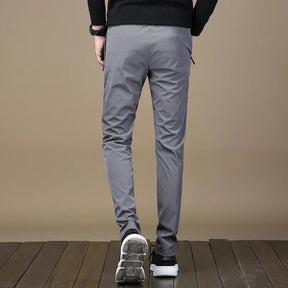 Calça Casual Masculina Romenzi Elastic RZ258 com design moderno, ajuste confortável e bolsos práticos. Elegância e versatilidade para diversas ocasiões.