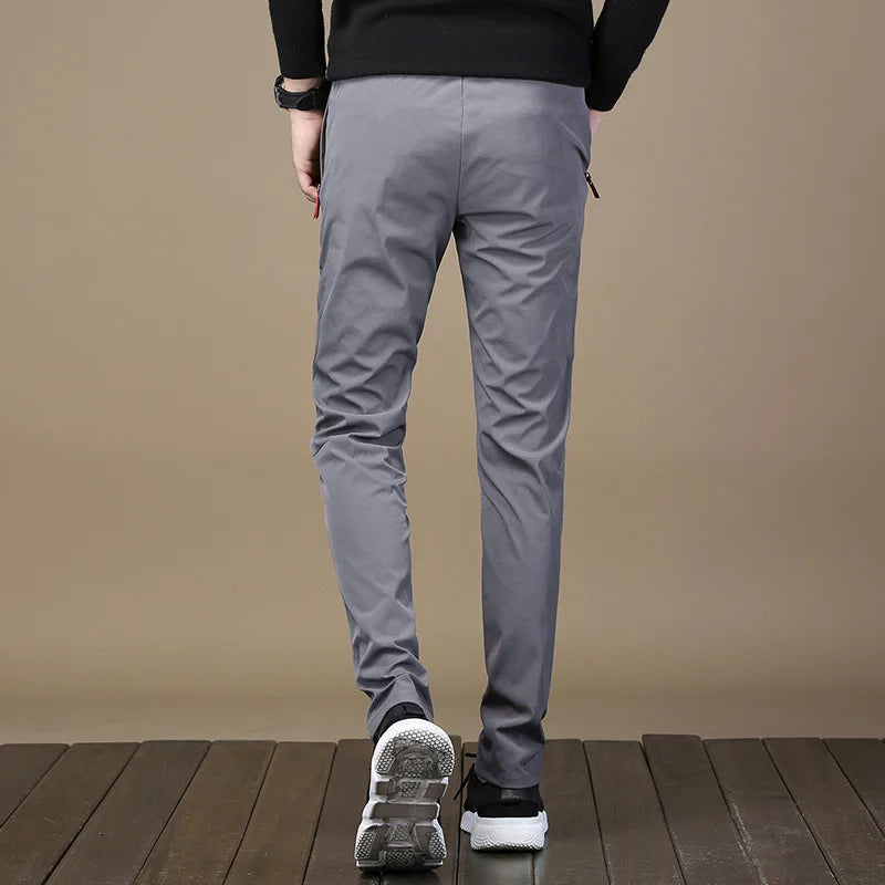 Calça Casual Masculina Romenzi Elastic RZ258 com design moderno, ajuste confortável e bolsos práticos. Elegância e versatilidade para diversas ocasiões.