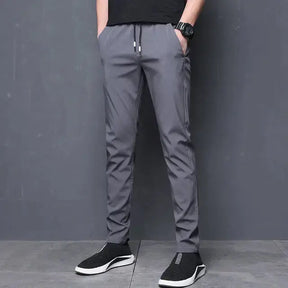 Calça Casual Masculina Romenzi Elastic RZ258 com design moderno, ajuste confortável e bolsos práticos. Elegância e versatilidade para diversas ocasiões.