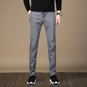 Calça Casual Masculina Romenzi Elastic RZ258 com design moderno, ajuste confortável e bolsos práticos. Elegância e versatilidade para diversas ocasiões.