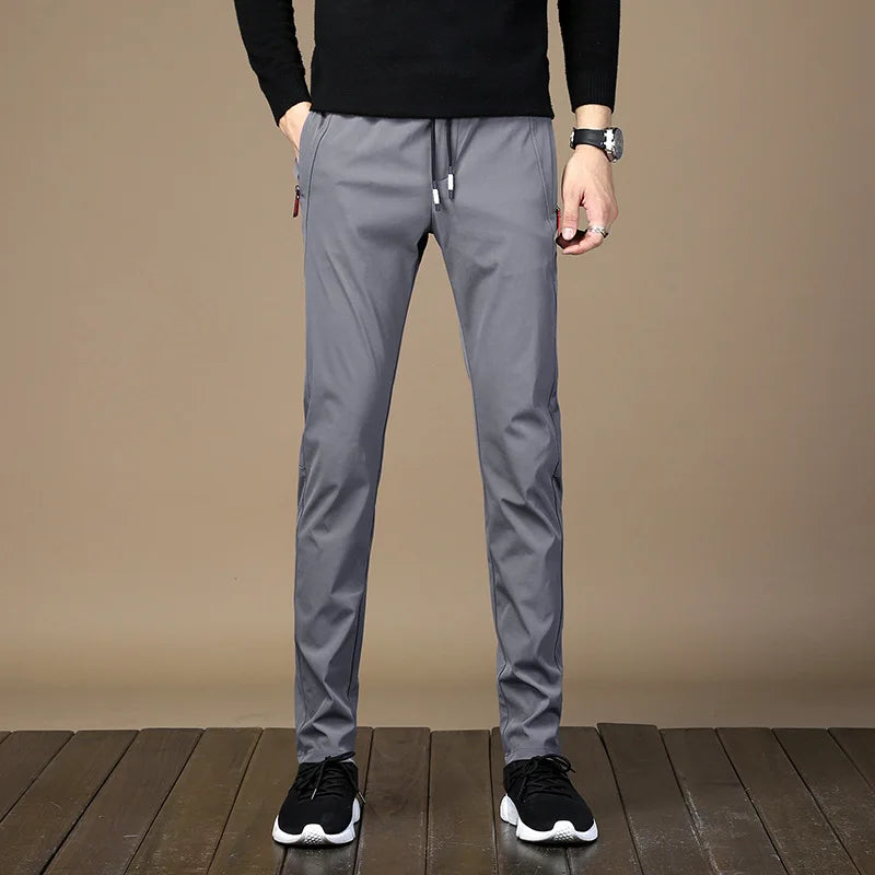 Calça Casual Masculina Romenzi Elastic RZ258 com design moderno, ajuste confortável e bolsos práticos. Elegância e versatilidade para diversas ocasiões.