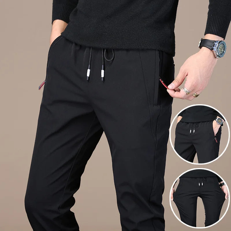 Calça Casual Masculina Romenzi Elastic RZ258 com design moderno, ajuste confortável e bolsos práticos. Elegância e versatilidade para diversas ocasiões.
