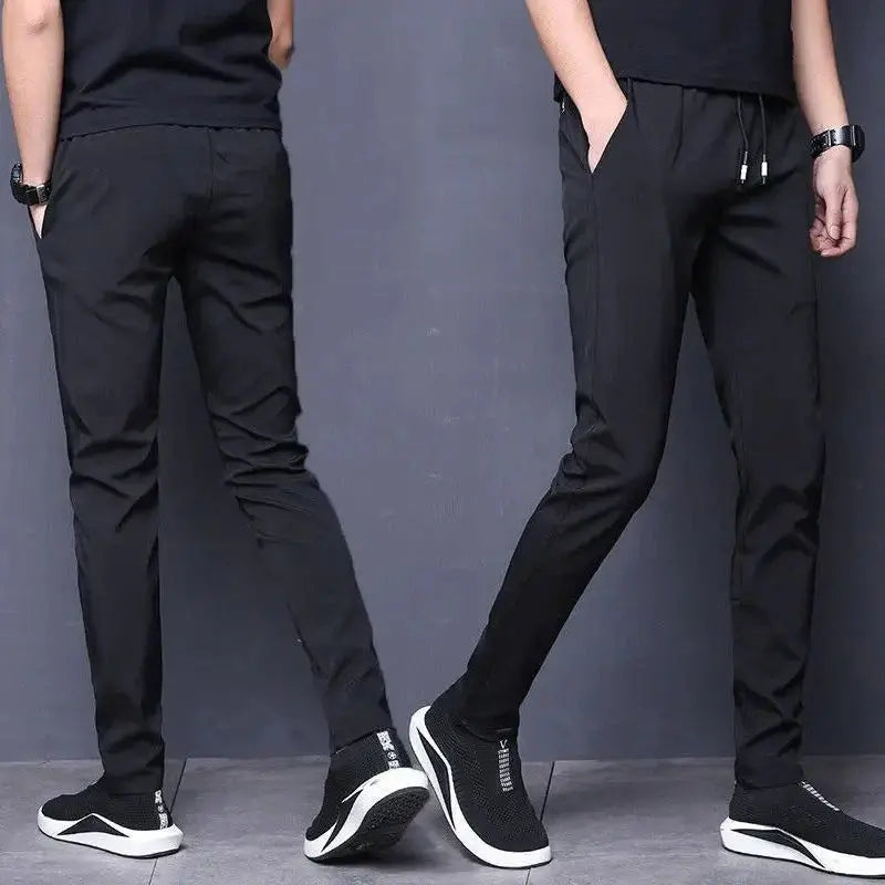 Calça Casual Masculina Romenzi Elastic RZ258 com design moderno, ajuste confortável e bolsos práticos. Elegância e versatilidade para diversas ocasiões.