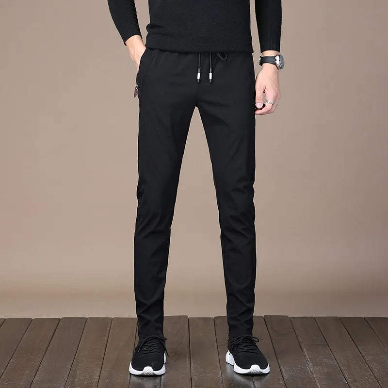 Calça Casual Masculina Romenzi Elastic RZ258 com design moderno, ajuste confortável e bolsos práticos. Elegância e versatilidade para diversas ocasiões.