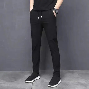 Calça Casual Masculina Romenzi Elastic RZ258 com design moderno, ajuste confortável e bolsos práticos. Elegância e versatilidade para diversas ocasiões.