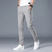Calça Casual Masculina Romenzi RZ004 com design elegante e ajuste confortável, perfeita para ocasiões casuais.