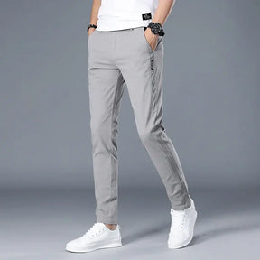 Calça Casual Masculina Romenzi RZ004 com design elegante e ajuste confortável, perfeita para ocasiões casuais.