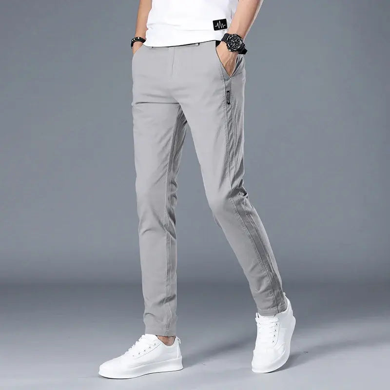 Calça Casual Masculina Romenzi RZ004 com design elegante e ajuste confortável, perfeita para ocasiões casuais.
