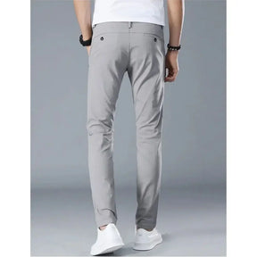 Calça Casual Masculina Romenzi RZ004 com design elegante e ajuste confortável, perfeita para ocasiões casuais.