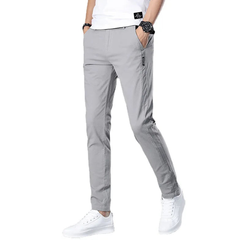 Calça Casual Masculina Romenzi RZ004 com design elegante e ajuste confortável, perfeita para ocasiões casuais.