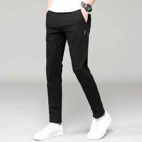Calça Casual Masculina Romenzi RZ004 com design elegante e ajuste confortável, perfeita para ocasiões casuais.