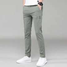 Calça Casual Masculina Romenzi RZ004 com design elegante e ajuste confortável, perfeita para ocasiões casuais.