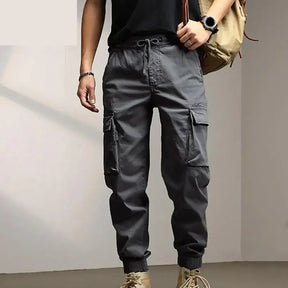 Calça Casual Masculina Romenzi Street RZ259 com design slim, costuras reforçadas e bolsos versáteis. Perfeita para estilo moderno e conforto diário.