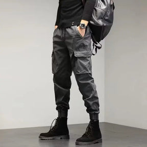 Calça Casual Masculina Romenzi Street RZ259 com design slim, costuras reforçadas e bolsos versáteis. Perfeita para estilo moderno e conforto diário.