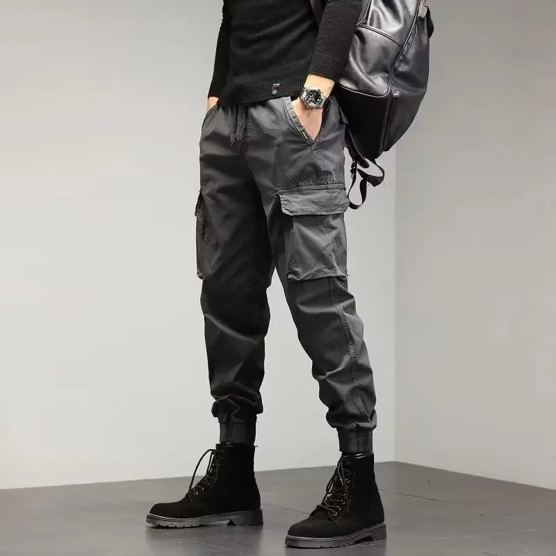 Calça Casual Masculina Romenzi Street RZ259 com design slim, costuras reforçadas e bolsos versáteis. Perfeita para estilo moderno e conforto diário.