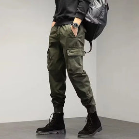 Calça Casual Masculina Romenzi Street RZ259 com design slim, costuras reforçadas e bolsos versáteis. Perfeita para estilo moderno e conforto diário.