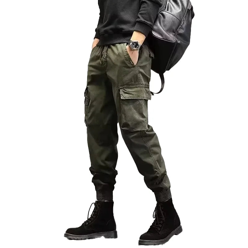 Calça Casual Masculina Romenzi Street RZ259 com design slim, costuras reforçadas e bolsos versáteis. Perfeita para estilo moderno e conforto diário.