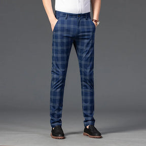 Calça Casual Masculina Xadrez Listrada Romenzi RZ257 com padrão xadrez, cores neutras e ajuste confortável. Estilo moderno para qualquer ocasião.