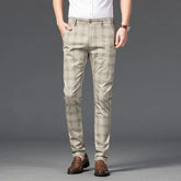 Calça Casual Masculina Xadrez Listrada Romenzi RZ257 com padrão xadrez, cores neutras e ajuste confortável. Estilo moderno para qualquer ocasião.