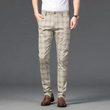 Calça Casual Masculina Xadrez Listrada Romenzi RZ257 com padrão xadrez, cores neutras e ajuste confortável. Estilo moderno para qualquer ocasião.