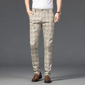 Calça Casual Masculina Xadrez Listrada Romenzi RZ257 com padrão xadrez, cores neutras e ajuste confortável. Estilo moderno para qualquer ocasião.
