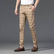 Calça Casual Masculina Xadrez Listrada Romenzi RZ257 com padrão xadrez, cores neutras e ajuste confortável. Estilo moderno para qualquer ocasião.