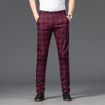 Calça Casual Masculina Xadrez Listrada Romenzi RZ257 com padrão xadrez, cores neutras e ajuste confortável. Estilo moderno para qualquer ocasião.