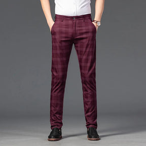 Calça Casual Masculina Xadrez Listrada Romenzi RZ257 com padrão xadrez, cores neutras e ajuste confortável. Estilo moderno para qualquer ocasião.