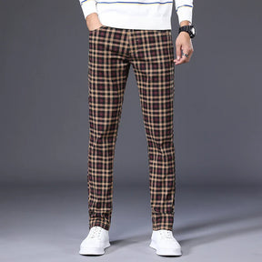 Calça Casual Masculina Xadrez Romenzi RZ010 com ajuste slim fit em cores como caqui, cinza, preta, vermelha e verde
