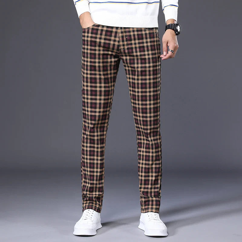 Calça Casual Masculina Xadrez Romenzi RZ010 com ajuste slim fit em cores como caqui, cinza, preta, vermelha e verde
