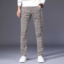 Calça Casual Masculina Xadrez Romenzi RZ010 com ajuste slim fit em cores como caqui, cinza, preta, vermelha e verde