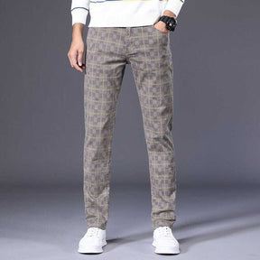 Calça Casual Masculina Xadrez Romenzi RZ010 com ajuste slim fit em cores como caqui, cinza, preta, vermelha e verde