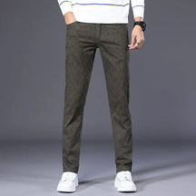 Calça Casual Masculina Xadrez Romenzi RZ010 com ajuste slim fit em cores como caqui, cinza, preta, vermelha e verde