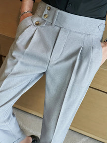 Calça Alfaiataria Masculina Romenzi RZ253 com design sofisticado e acabamento impecável. Ideal para versatilidade e elegância em diversas ocasiões.