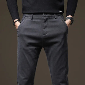 Calça Jeans Masculina Romenzi RZ002 feita com denim premium, ajuste confortável e design versátil para diferentes ocasiões