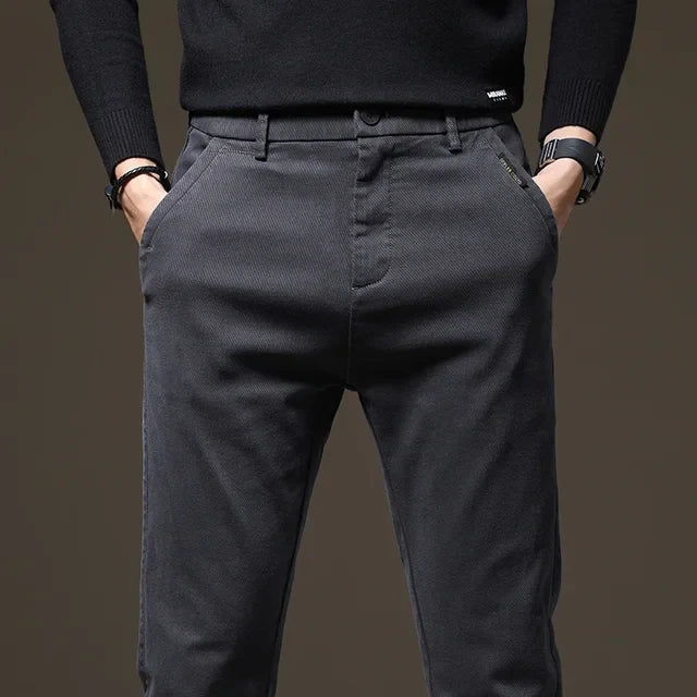 Calça Jeans Masculina Romenzi RZ002 feita com denim premium, ajuste confortável e design versátil para diferentes ocasiões