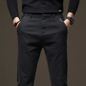 Calça Jeans Masculina Romenzi RZ002 feita com denim premium, ajuste confortável e design versátil para diferentes ocasiões