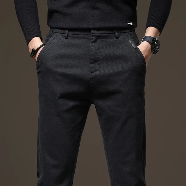 Calça Jeans Masculina Romenzi RZ002 feita com denim premium, ajuste confortável e design versátil para diferentes ocasiões