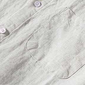 Camisa de Linho Romenzi Provence RZ570: elegância mediterrânea em linho premium, perfeita para dias quentes. Estilo sofisticado e confortável para qualquer ocasião.